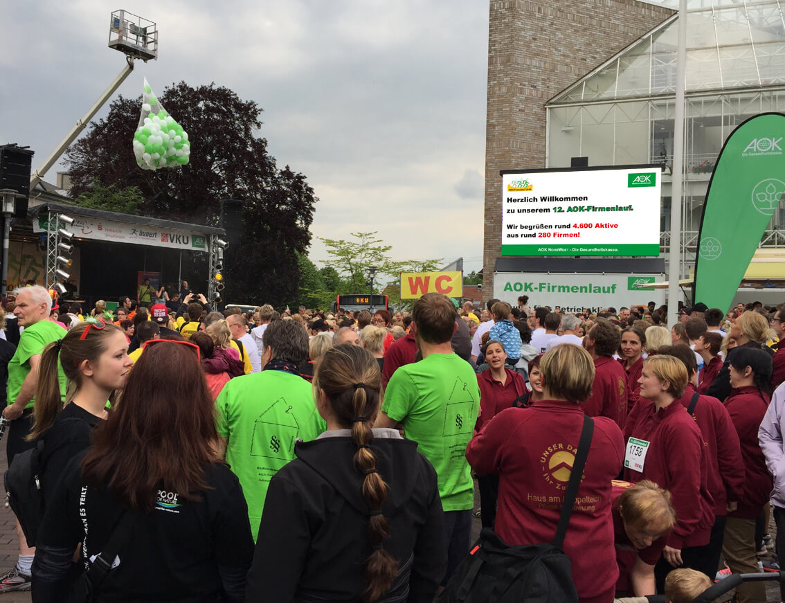 aok-firmenlauf-led-werbeflaeche-werbespot-grussbotschaft-beispiel-unna.jpg